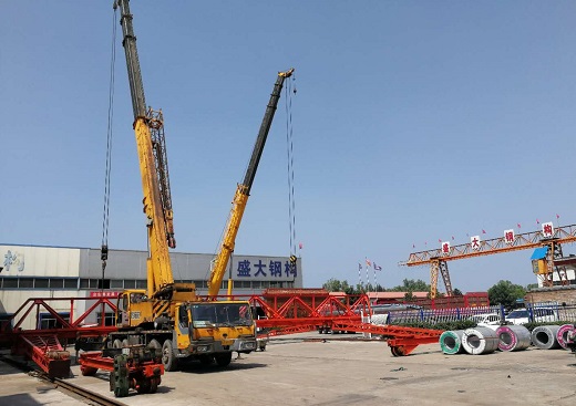 炎熱夏日，山西盛大鋼結構工程公司的生產如火如荼
